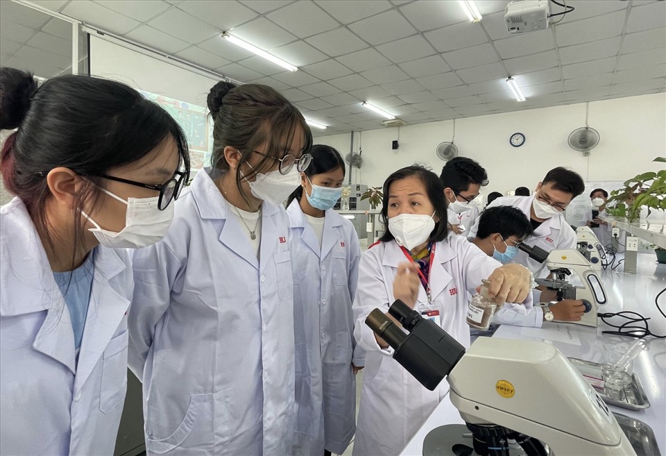 Học sinh THPT tham gia chương trình “Một ngày làm dược sĩ” được các giảng viên Khoa Dược hướng dẫn sử dụng kính hiển vi để học sinh trực tiếp tìm hiểu về nghề nghiệp tương lai.