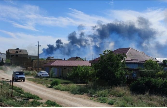 Khói bốc lên sau khi có tiếng nổ tại căn cứ quân sự Nga gần Novofedorivka, Crimea ngày 9.8. Ảnh chụp màn hình
