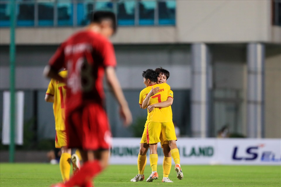 Nguyên Thị Bích Thuỳ (số 7) hoàn tất cú hat-trick ở phút 65 trận đấu để ấn định chiến thắng 4-1 cho nữ TPHCM I.