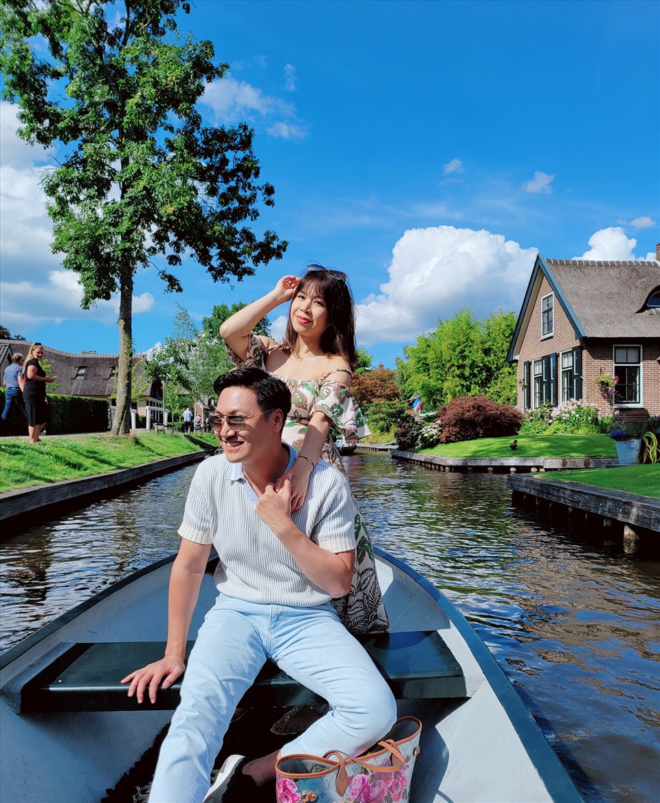 Làng cách thủ đô Amsterdam khoảng 150 km, là diểm đến lý tưởng của nhiều du khách khi tới Bỉ.