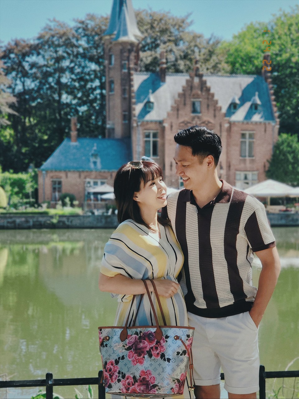 Có người thân ở Châu Âu đồng hành nên hai vợ chồng không mất nhiều thời gian để tìm kiếm đường đi và điểm đến. Cặp đôi chủ yếu di chuyển bằng tàu, ăn món địa phương và đặt phòng khách sạn từ trước.