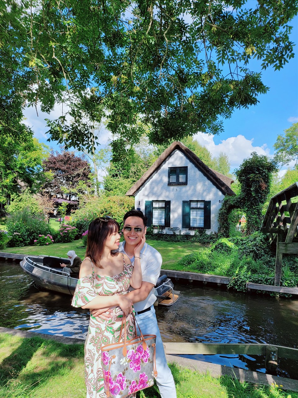 Dù đi đến đâu, cặp đôi đều khoe ảnh vô cùng tình tứ, thân thiết.