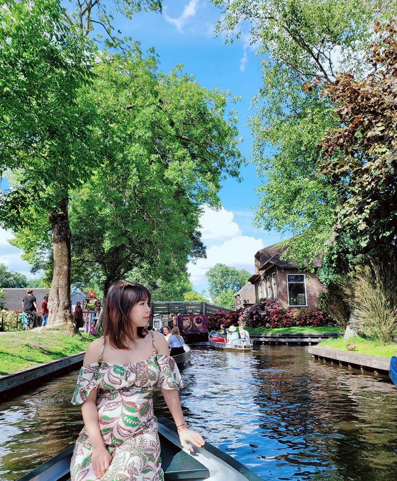 Đi thuyền tham quan làng Giethoorn - một ngôi làng đẹp như tranh vẽ ở tỉnh Overijssel của Hà Lan.
