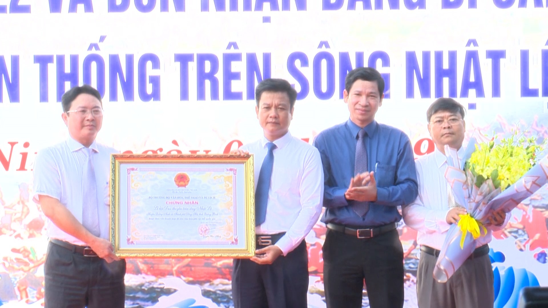 Phó Chủ tịch UBND tỉnh Quảng Bình Hồ An Phong trao bằng công nhận Lễ hội đua thuyền truyền thống trên sông Nhật Lệ là di sản văn hóa phi vật thể quốc gia. Ảnh: CTV