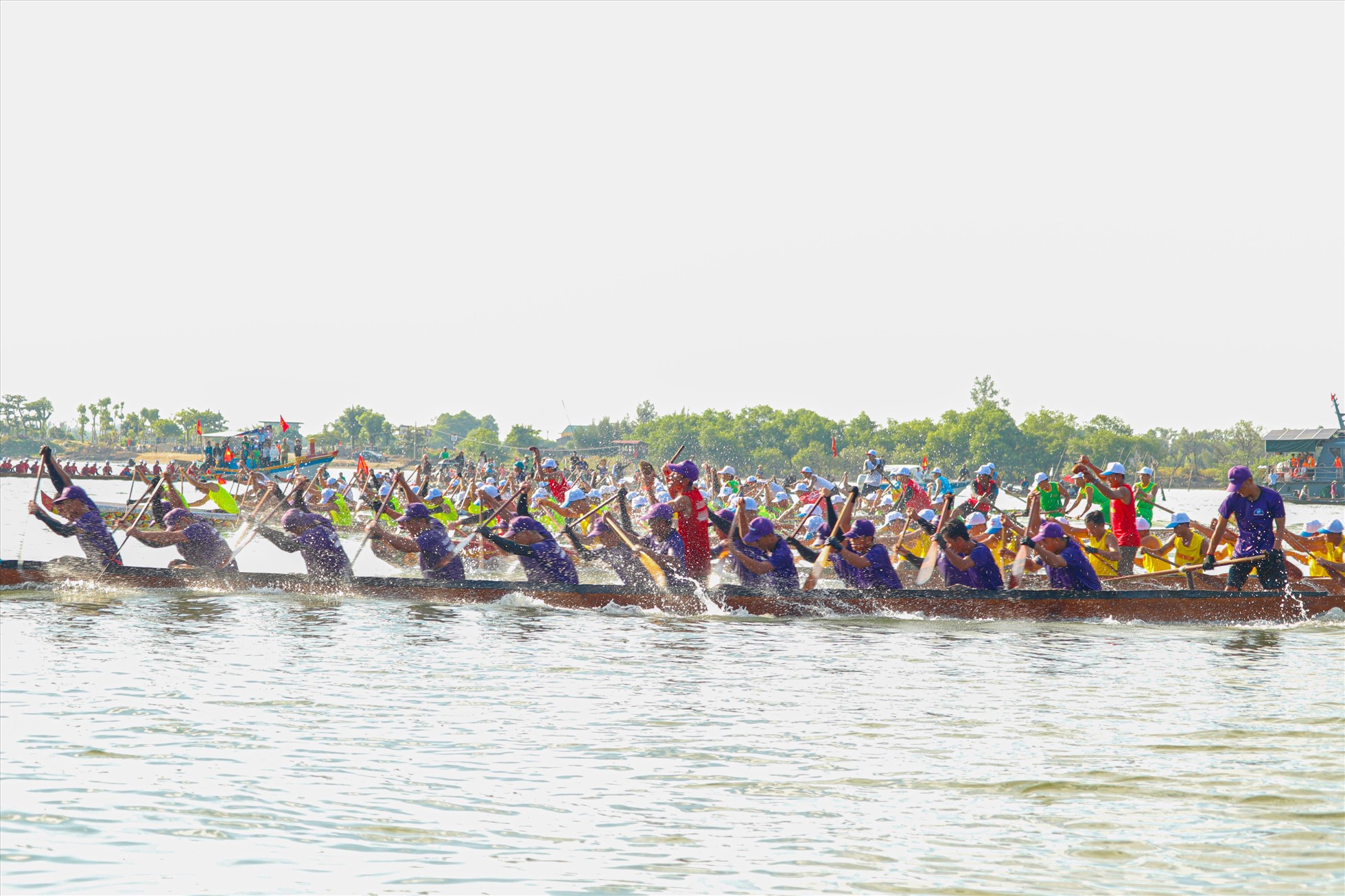 Sông Nhật Lệ đoạn qua địa phận huyện Quảng Ninh như “dậy sóng” bởi các thuyền đua. Ảnh: CTV