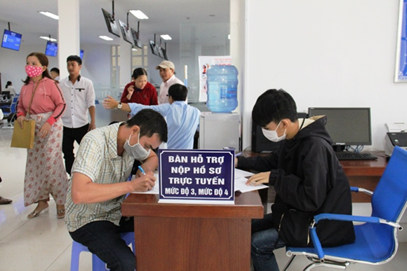 Người dân đến làm thủ tục, hồ sơ tại Trung tâm hành chính công Đắk Lắk. Ảnh: T.X