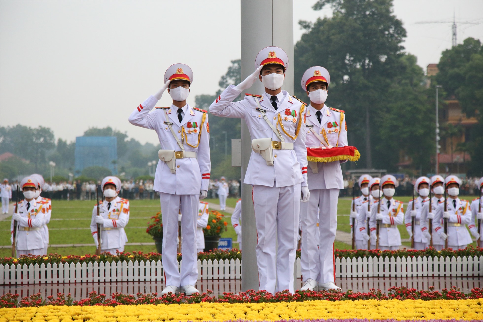 5h50, các chiến sĩ thuộc Đoàn 275 (Bộ Tư lệnh bảo vệ Lăng Chủ tịch Hồ Chí Minh) thực hiện lễ thượng cờ tại Quảng trường Ba Đình.