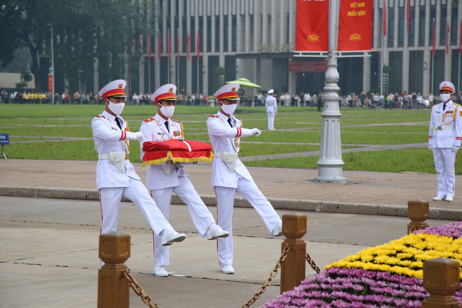 Ba chiến sỹ mang khay đựng Quốc kỳ tách khỏi đội hình tiến về cột cờ chuẩn bị các nghi thức trang trọng.