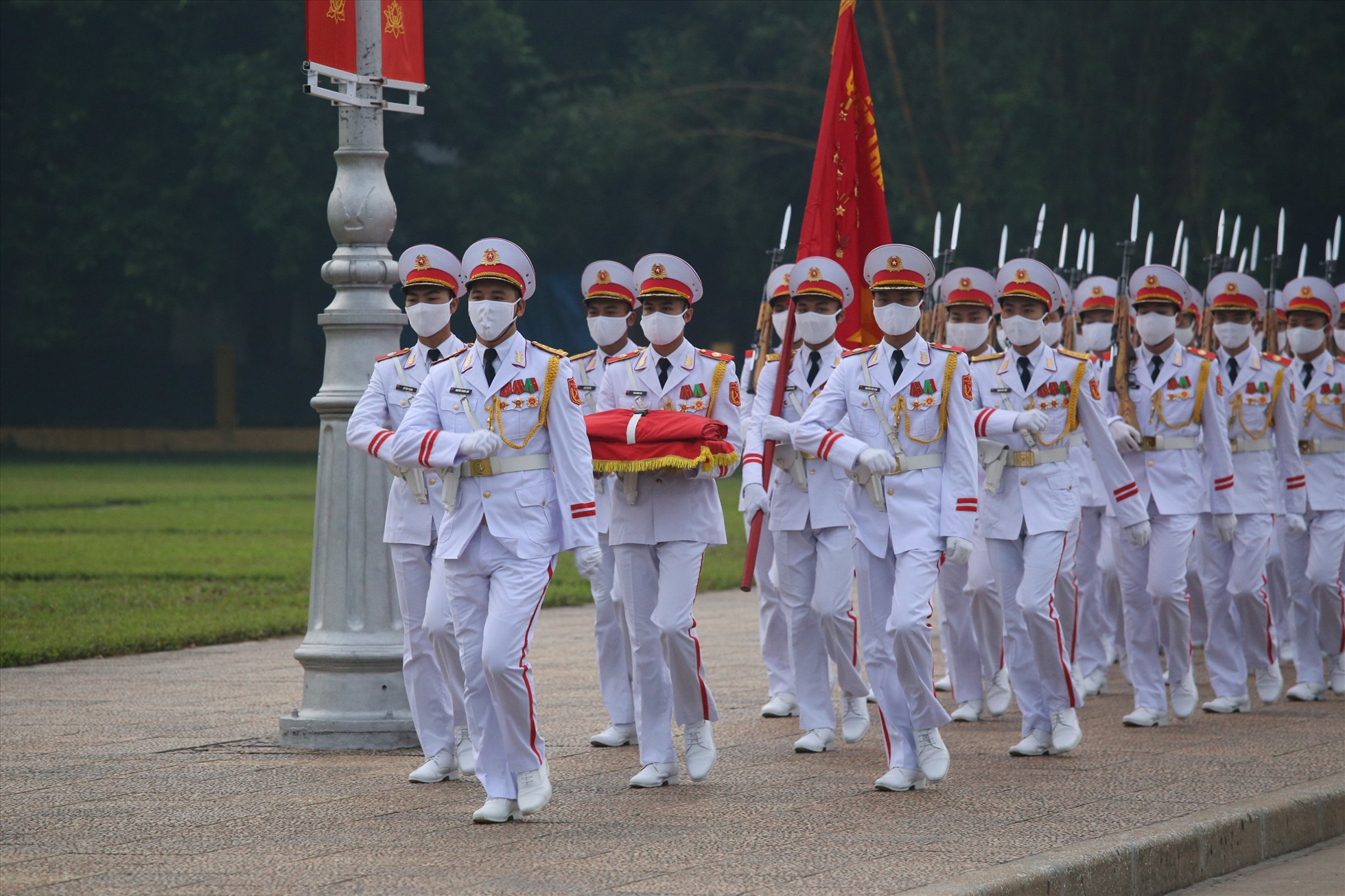 Đội hình thực hiện thường cờ gồm 37 người. Dẫn đầu là quân kỳ quyết thắng, sau đó là 34 chiến sĩ tiêu binh tượng trưng cho 34 chiến sĩ đầu tiên của Đội Việt Nam Tuyên truyền Giải phóng quân mang Quốc kỳ tiến vào khuôn viên Quảng trường Ba Đình.