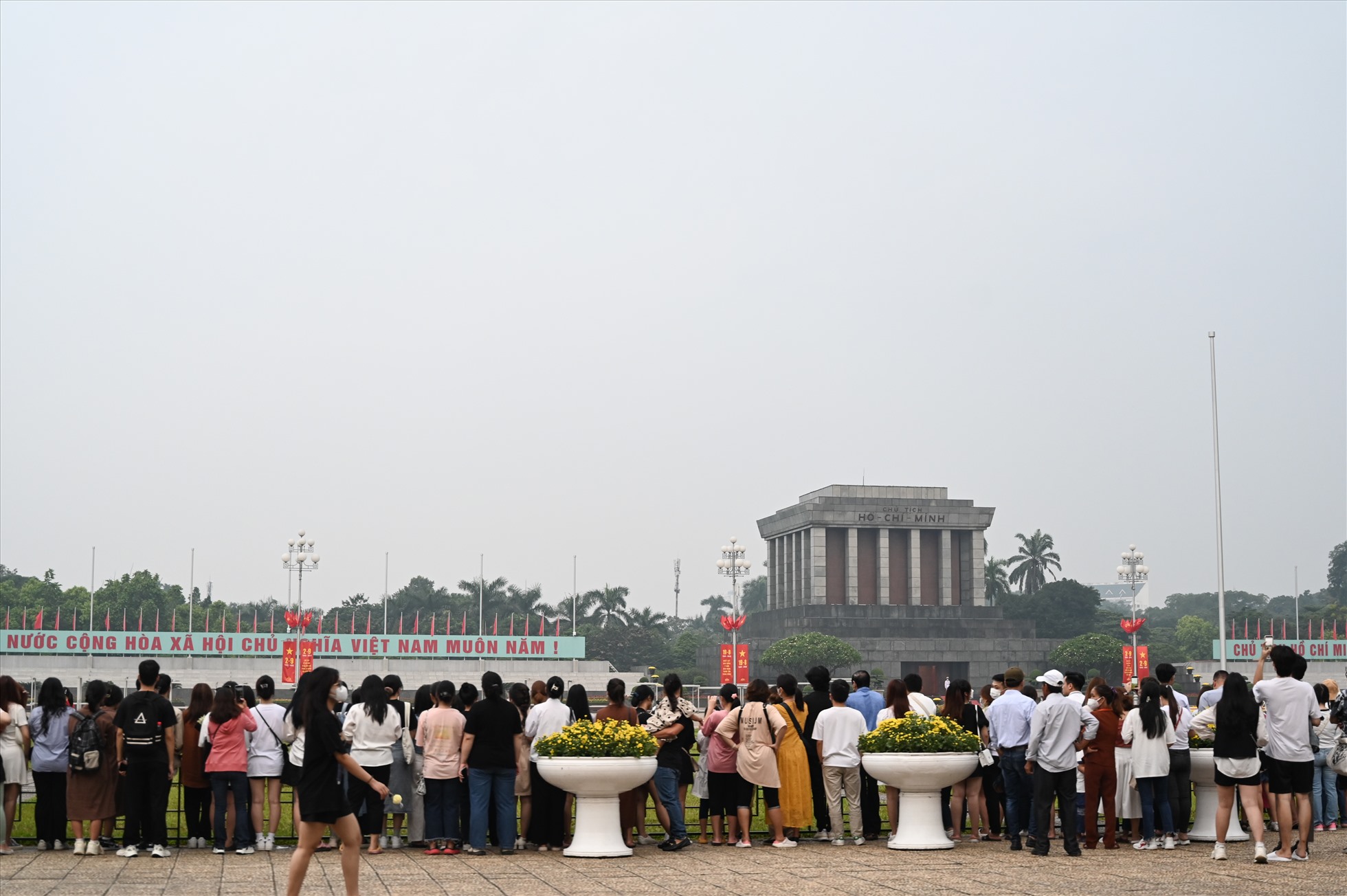 Rất nhiều người dân từ khắp các tỉnh thành đã có mặt tại Quảng trường Ba Đình để chứng kiến khoảnh khắc thiêng liêng của Lễ thượng cờ.