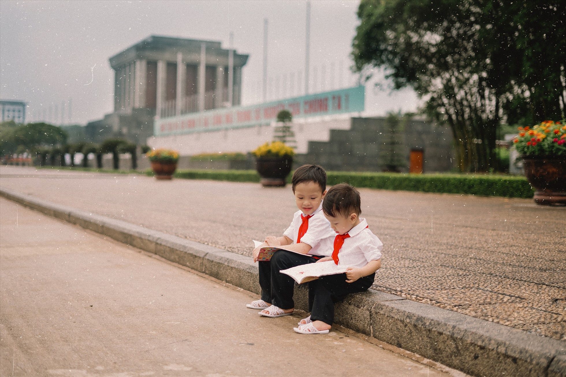 Từ nhỏ, mẹ đã hay kể cho hai anh em nghe về Bác Hồ nên cả hai đều ấp ủ được về thăm lăng Bác. Nhân dịp 2.9 đang đến gần, cả gia đình quyết định lên kế hoạch cho chuyến đi, nhân tiện chụp cho con bộ ảnh làm kỷ niệm.