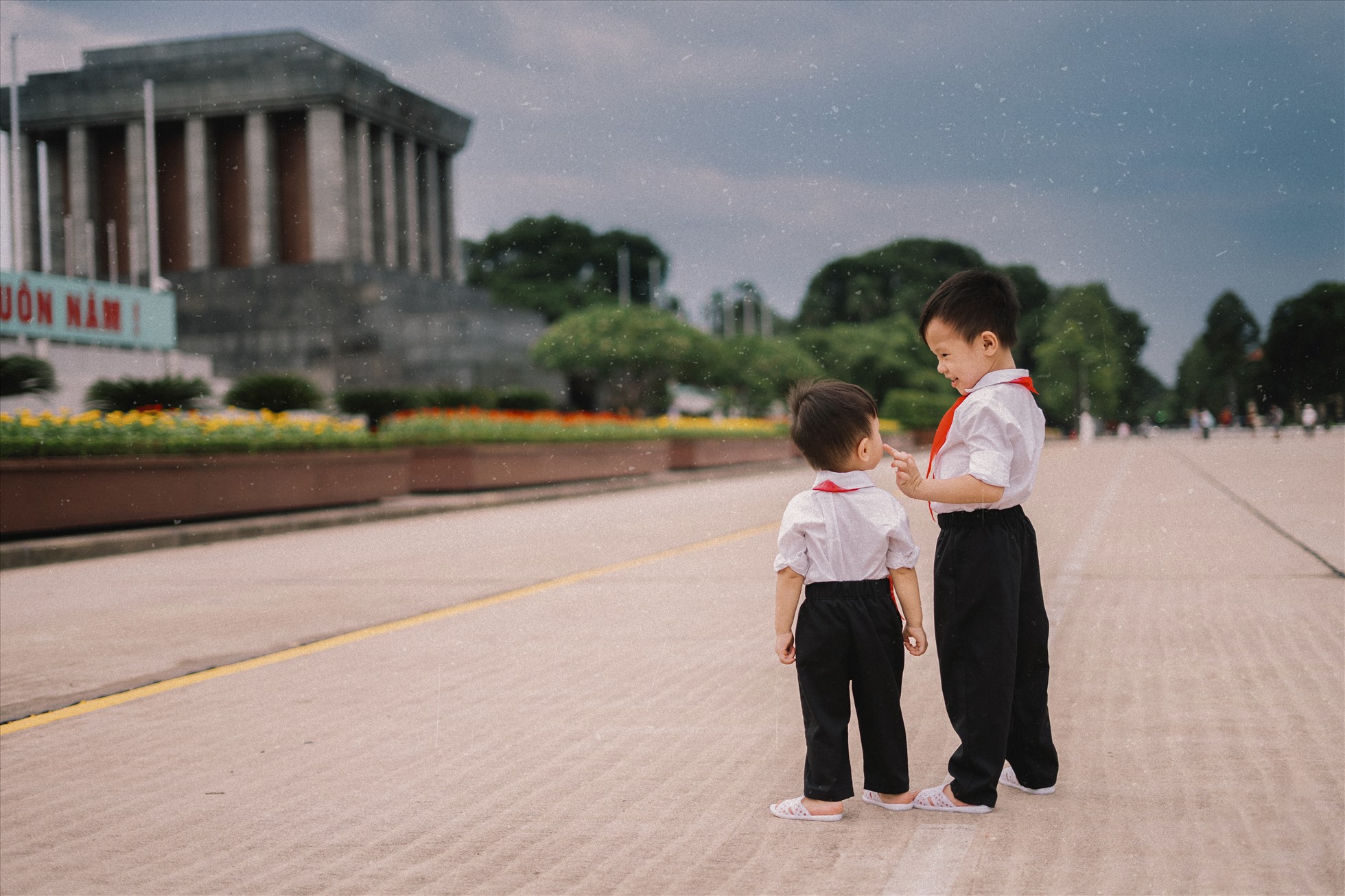 Trong bộ hình, hai con được mẹ chuẩn bị cho trang phục quần đen, áo sơ mi trắng, vai đeo khăn quàng đỏ chuẩn “cháu ngoan Bác Hồ“. Cả hai đều tỏ ra vô cùng thích thú khi được đến thăm Lăng Bác.