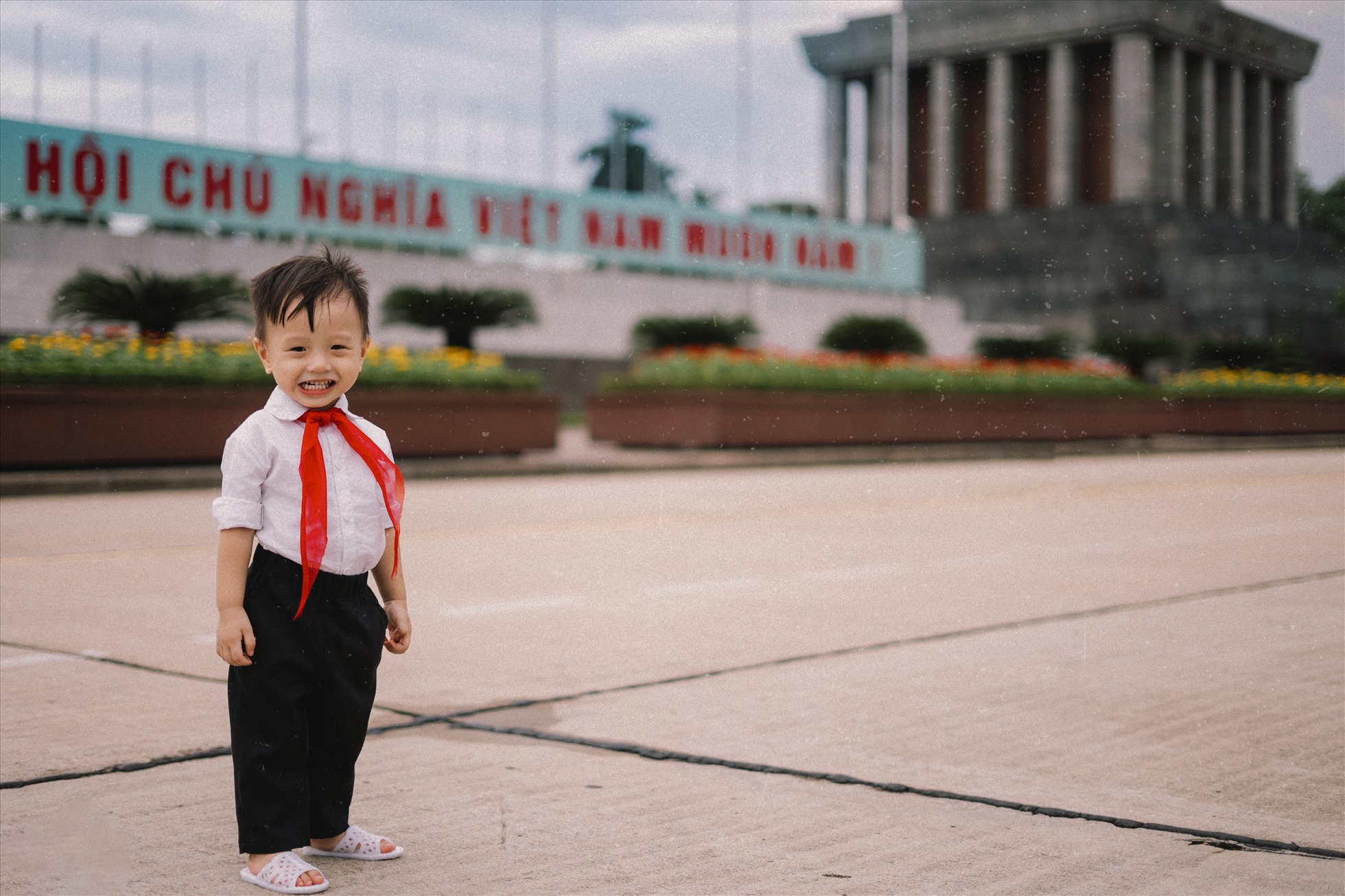 Chị Hương, mẹ của hai bé bật mí rằng các con rất thích thú khi được chụp bộ hình này, đặc biệt là với khăn quàng đỏ và dép tổ ong. Thậm chí buổi tối, cả hai còn đòi đeo khăn quàng mãi không buông.