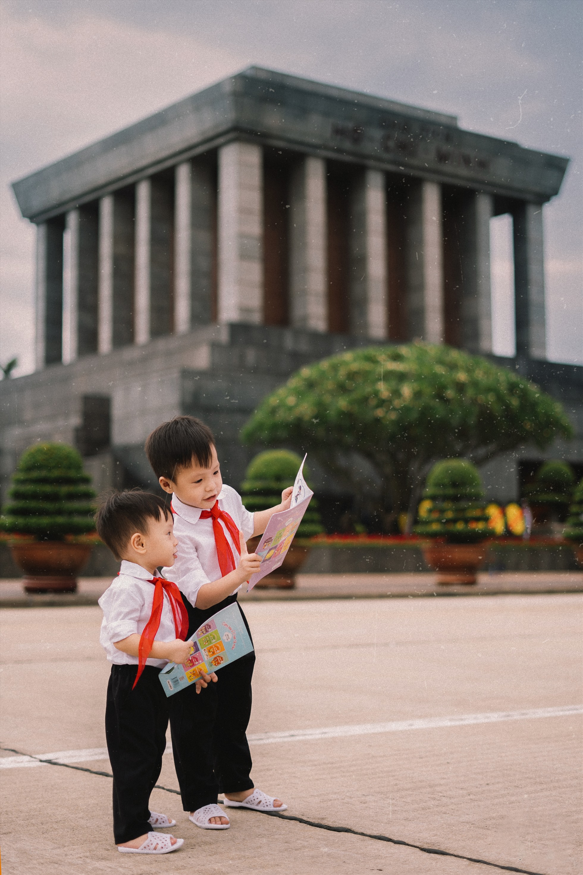 Viếng lăng Bác - Viếng lăng Bác là một nghi lễ quan trọng đối với người Việt Nam. Đây là cơ hội để bạn chứng kiến tình cảm và sự tôn kính của người dân Việt Nam dành cho vị lãnh tụ Hồ Chí Minh.