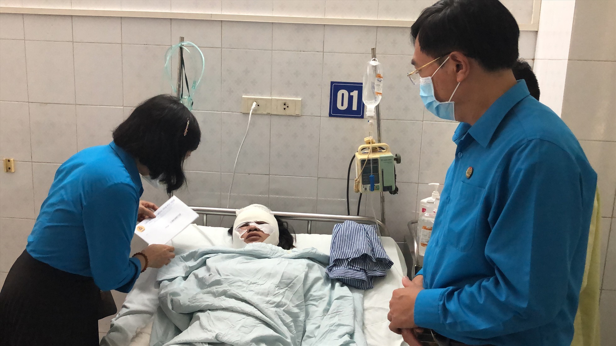 Lãnh đạo Liên đoàn Lao động tỉnh Bắc Ninh và Công đoàn các Khu công nghiệp tỉnh Bắc Ninh thăm hỏi công nhân đang được điều trị.