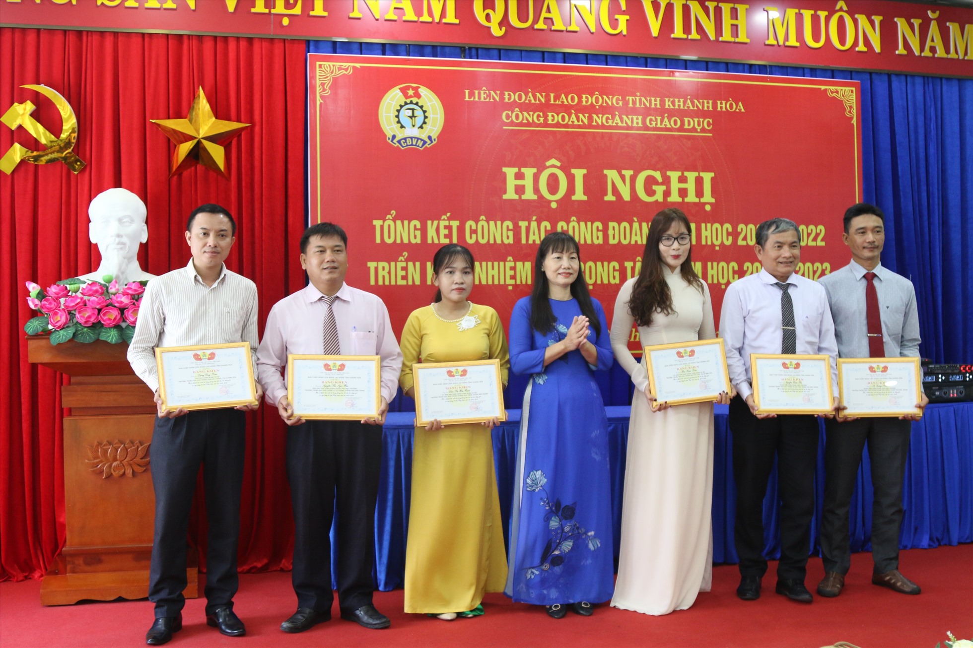 Bà Nguyễn Thị Hằng - Phó Chủ tịch Thường trực LĐLĐ tỉnh trao tặng Bằng khen của LĐLĐ tỉnh cho các tập thể có thành tích xuất sắc trong năm học 2021-2022. Ảnh: M.H
