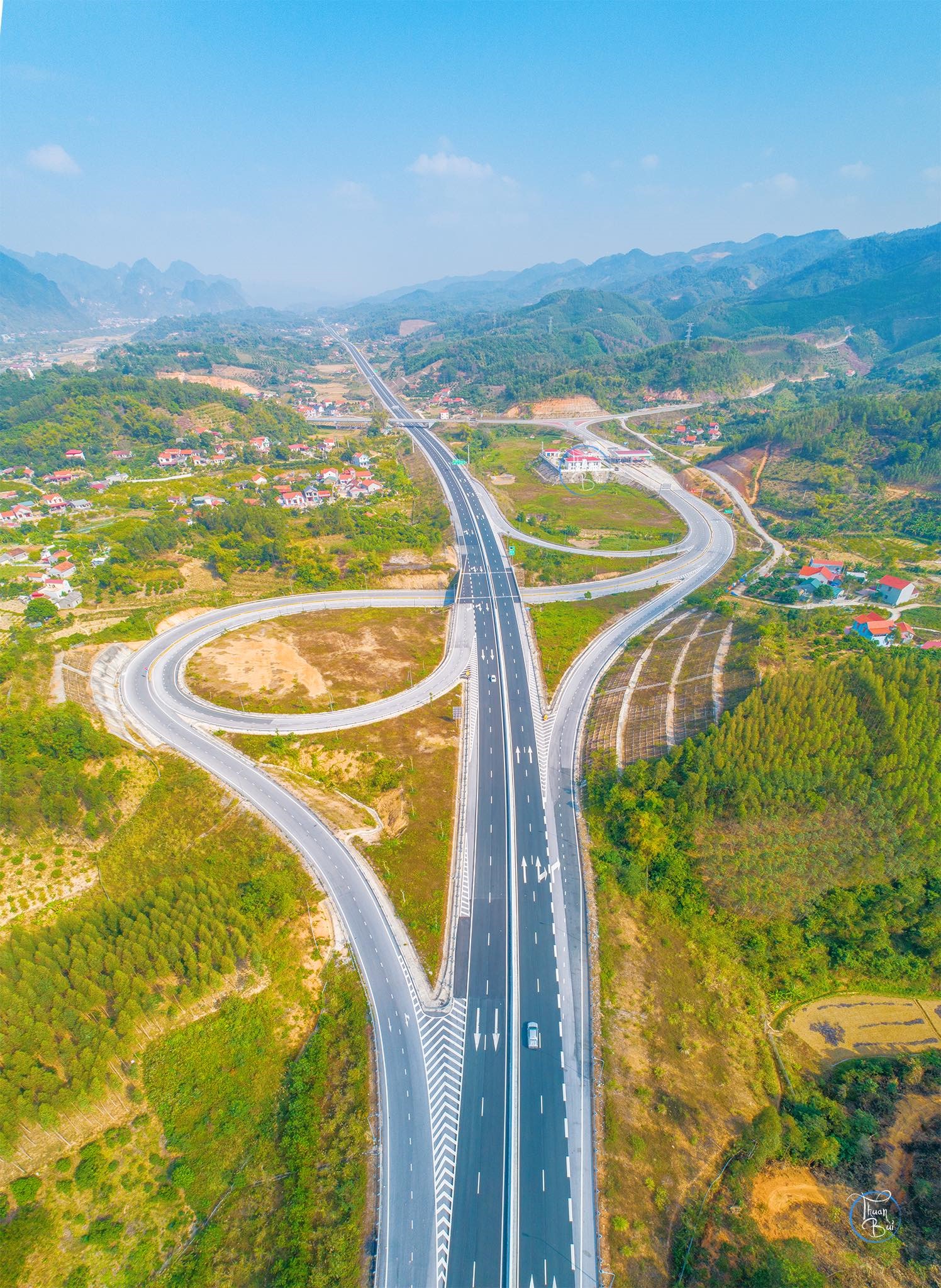 Cao tốc Bắc Giang - Lạng Sơn giúp con đường từ Thủ đô về thành phố vùng biên gần hơn. Ảnh: Thuận Bùi