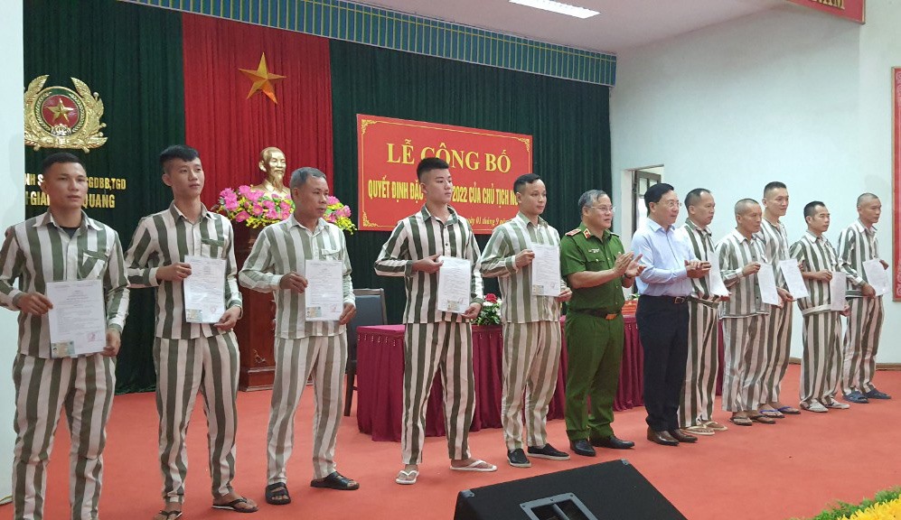 Phó Thủ tướng Phạm Bình Minh và Thứ trưởng Công an Nguyễn Văn Long trao quyết định đặc xá cho các phạm nhân. Ảnh: V.D