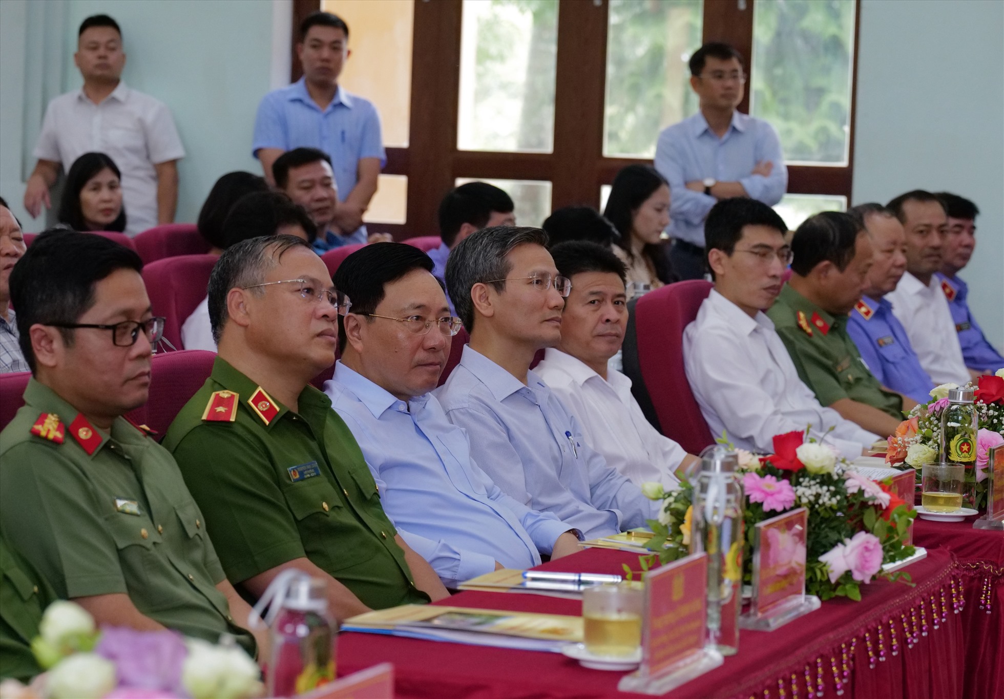 Phó Thủ tướng Phạm Bình Minh thứ ba từ trái qua tại buổi công bố đặc xá của Trại giam Vĩnh Quang Bộ Công an. Ảnh: V.D
