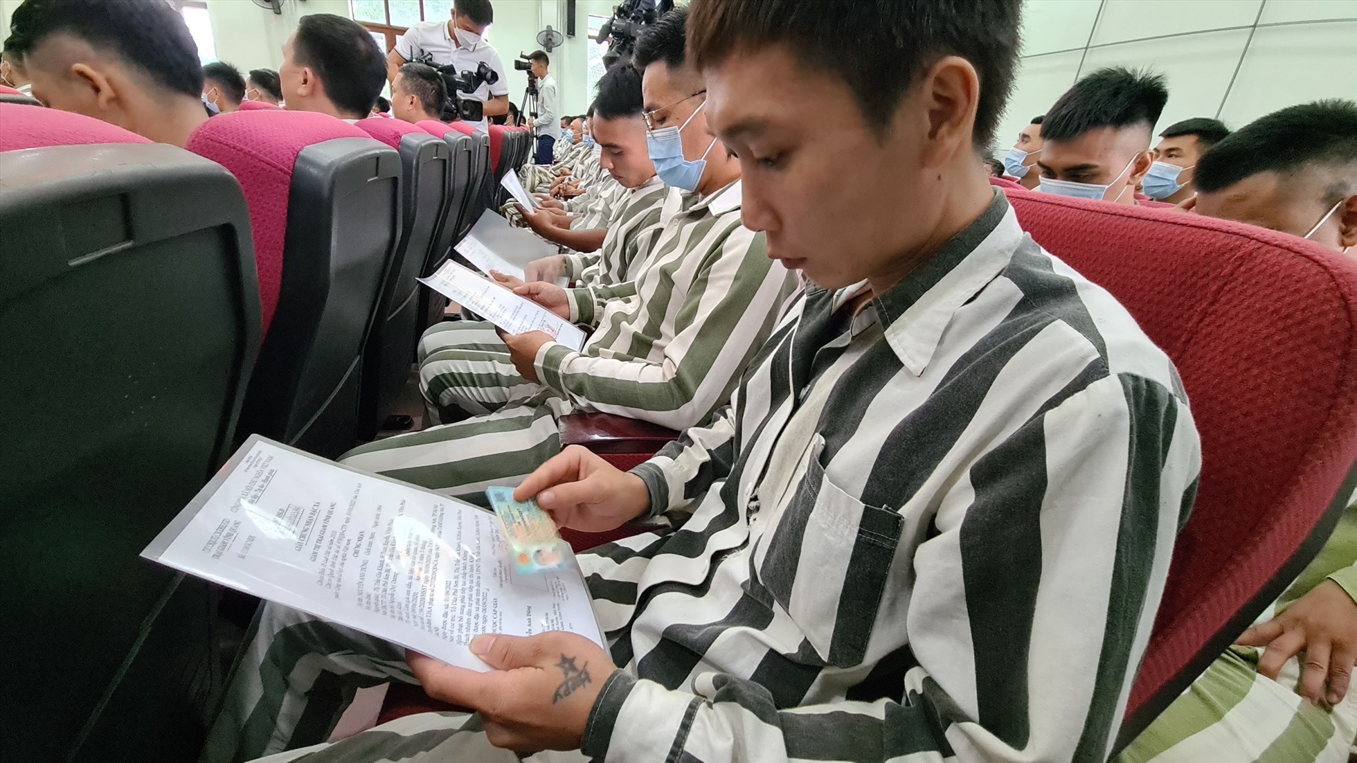 Nhiều phạm nhân trại giam Vĩnh Quang được đặc xá ngoài nhận quyết định tha tù còn được trao căn cước công dân gắn chip. Ảnh: V.D