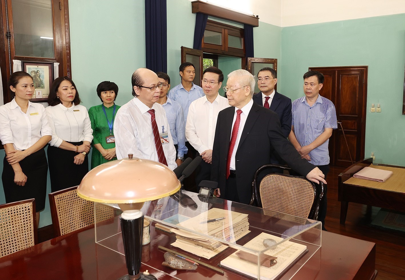 Tổng Bí thư Nguyễn Phú Trọng thăm nơi ở và làm việc của Chủ tịch Hồ Chí Minh.  Ảnh: Trí Dũng