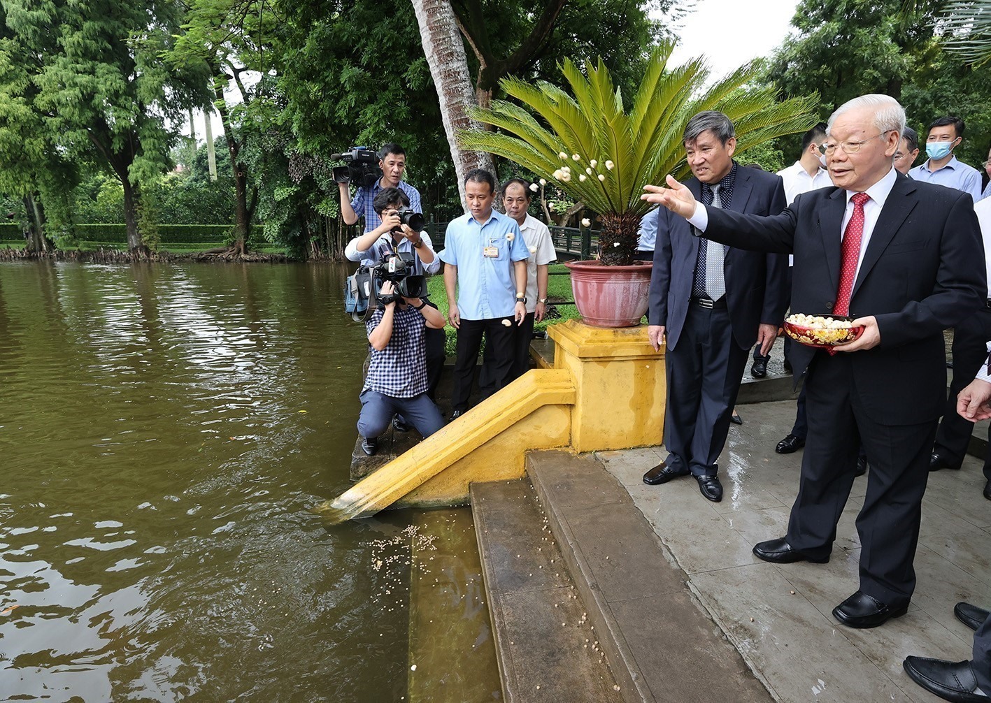Tổng Bí thư Nguyễn Phú Trọng thăm ao cá Bác Hồ. Ảnh: Trí Dũng