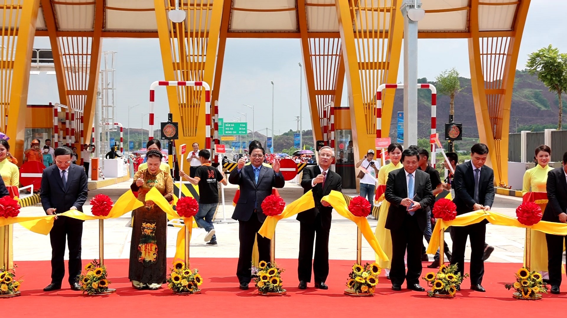 Thủ tướng Phạm Minh Chính và các đại biểu cắt băng khánh thành cao tốc Vân Đồn - Móng Cái