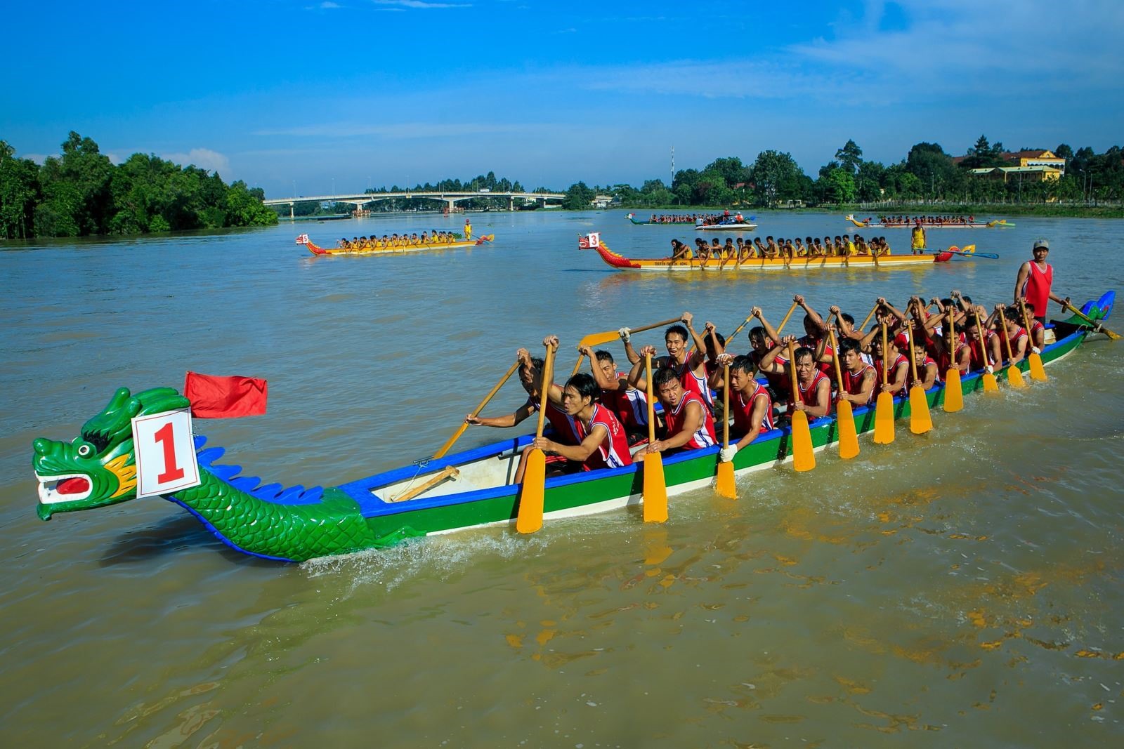 Giải đua thuyền truyền thống thành phố Thủ Dầu Một được tổ chức vào ngày 2.9. Ảnh: H.A