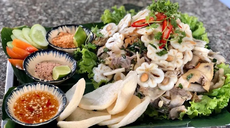 Món gỏi gà măng cụt - đặc sản của tỉnh Bình Dương. Ảnh: H.A