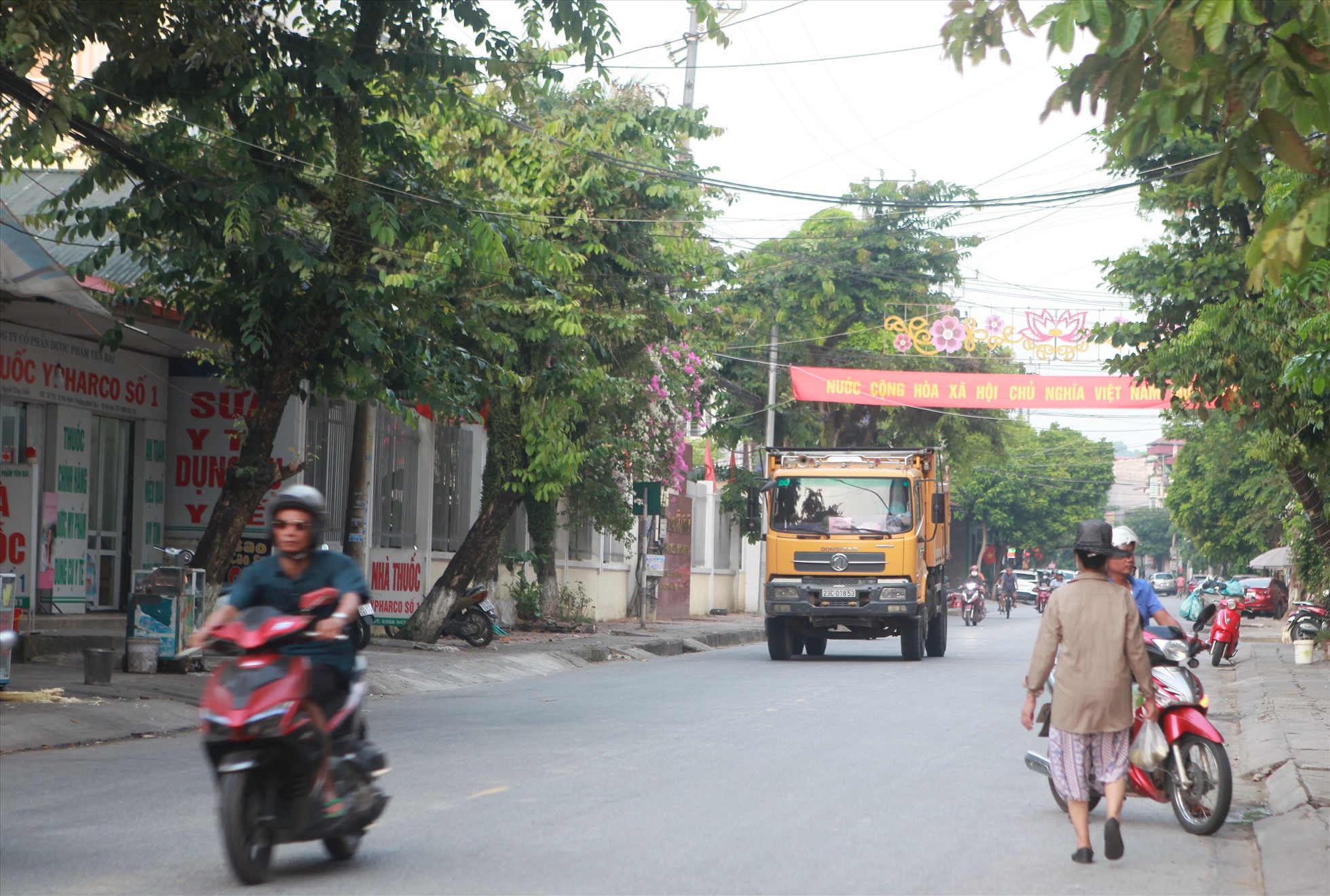 Tại thời điểm PV Báo Lao Động ghi nhận, có hàng chục, hàng trăm lượt xe có gắn logo của Công ty Mạnh Lâm vô tư hoạt động trên tuyến đường trục chính từ Yên Ninh đi ra đường tránh ngập.