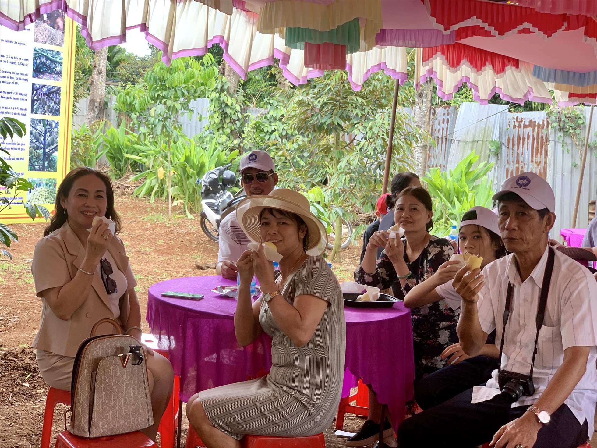 Nhiều du khách vui vẻ khi được thưởng thức đặc sản sầu riêng ở huyện Krông Pắk.