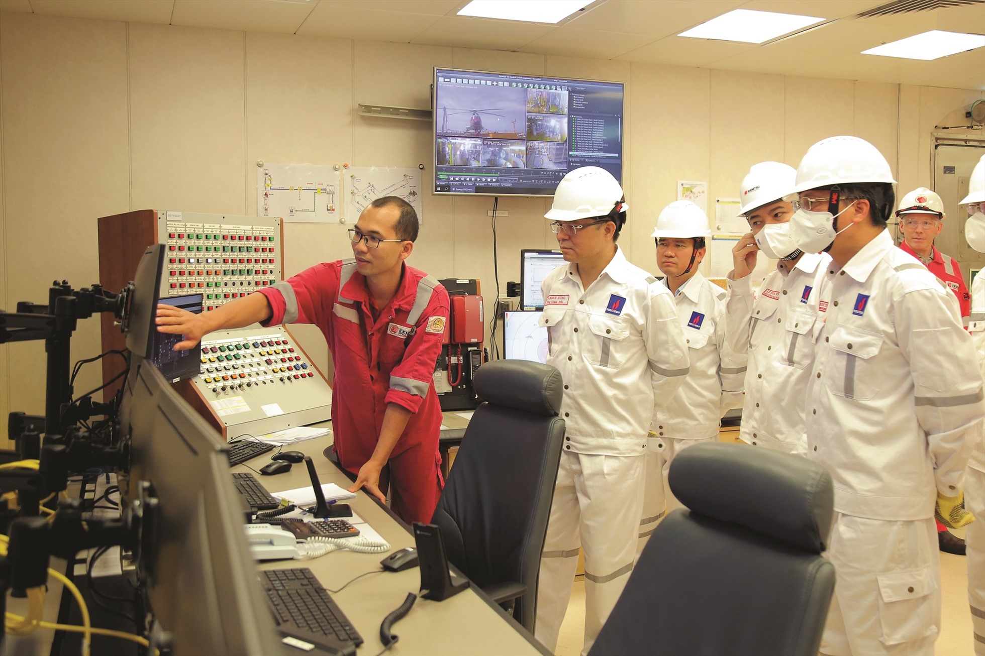 Tổng giám đốc Petrovietnam Lê Mạnh Hùng kiểm tra hoạt động trên Giàn điều khiển trung tâm Mỏ Sao Vàng. Ảnh PVN.