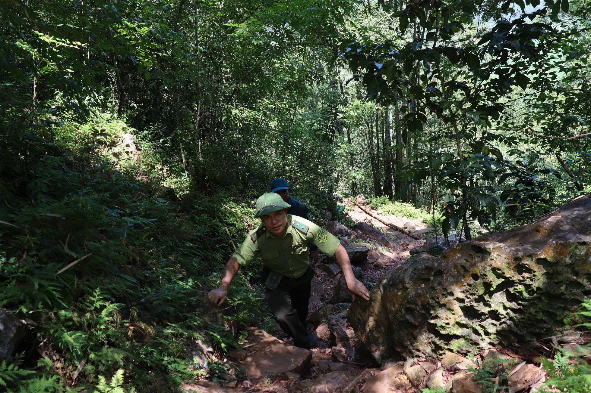 Con đường dốc đá cheo leo, khúc khuỷu mà Tổ tuần tra phải vượt qua để đến khu rừng già xã Vạn Mai