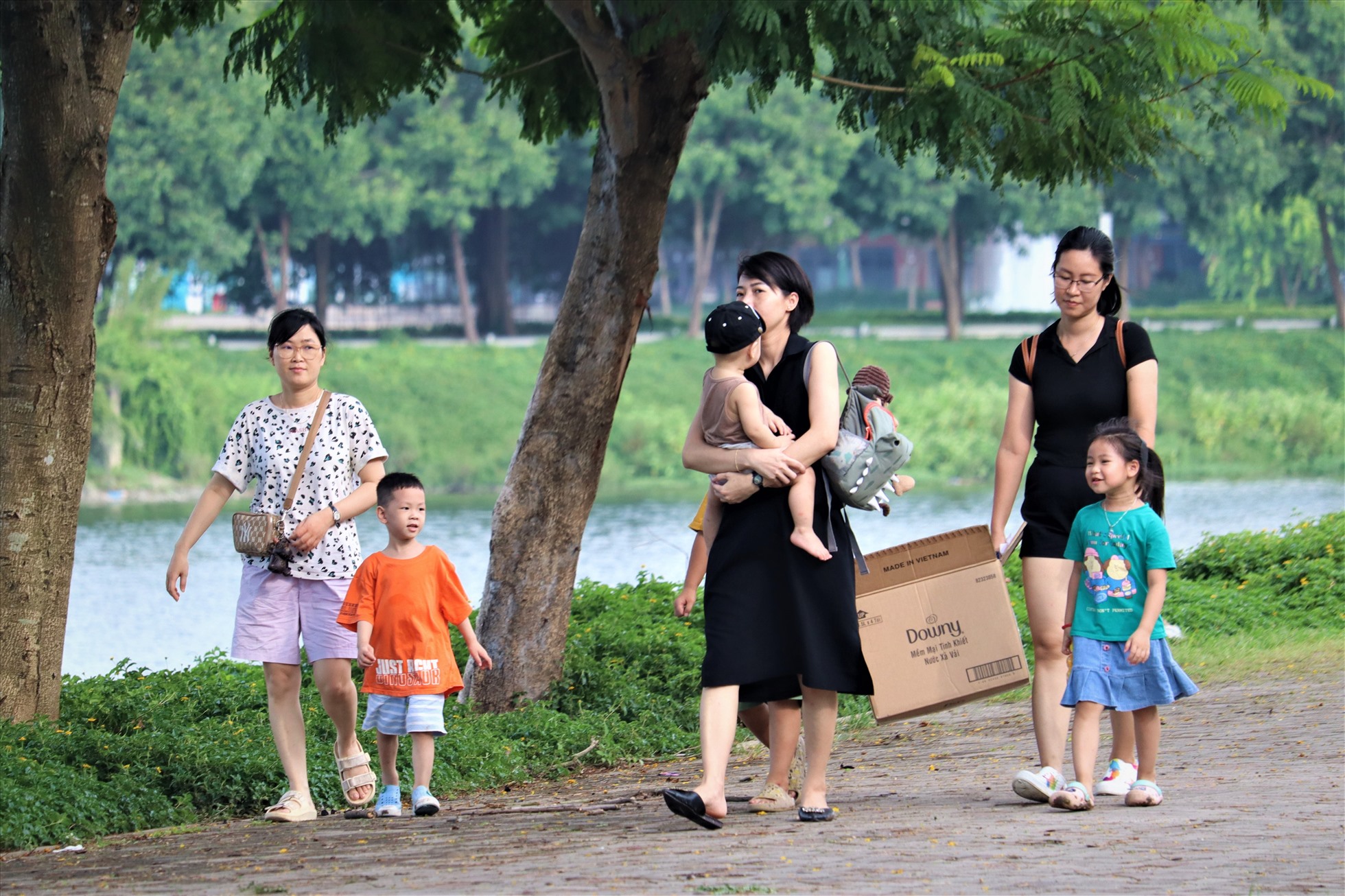 Thay vì về quê và đi chơi xa, nhiều người dân Hà Nội lựa chọn công viên Yên Sở bởi công viên này có vị trí khá gần trung tâm.