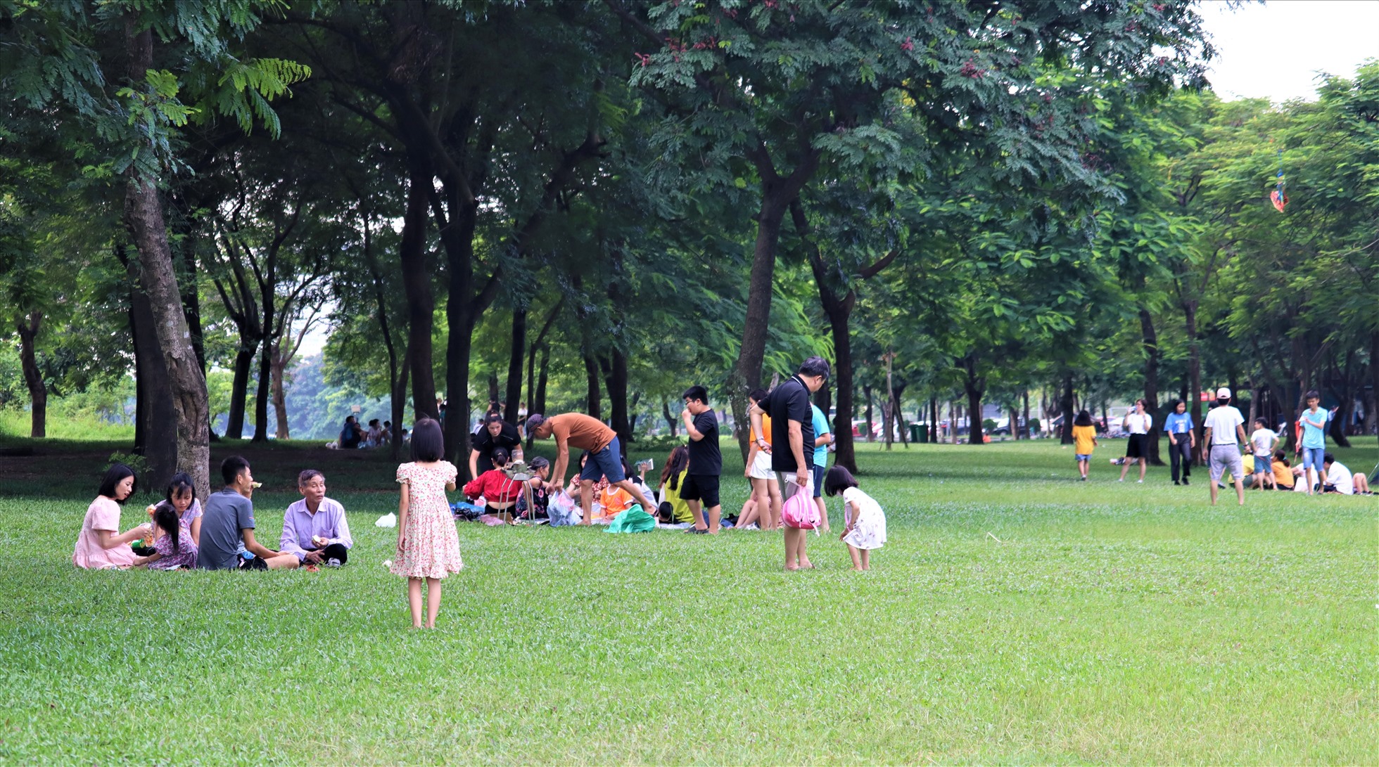 Sau khi cơn mưa sáng 1/9 , nhiều người đã đến công viên Yên Sở (Hoàng Mai, Hà Nội) để cắm trại, vui chơi, tận hưởng ngày nghỉ lễ đầu tiên.
