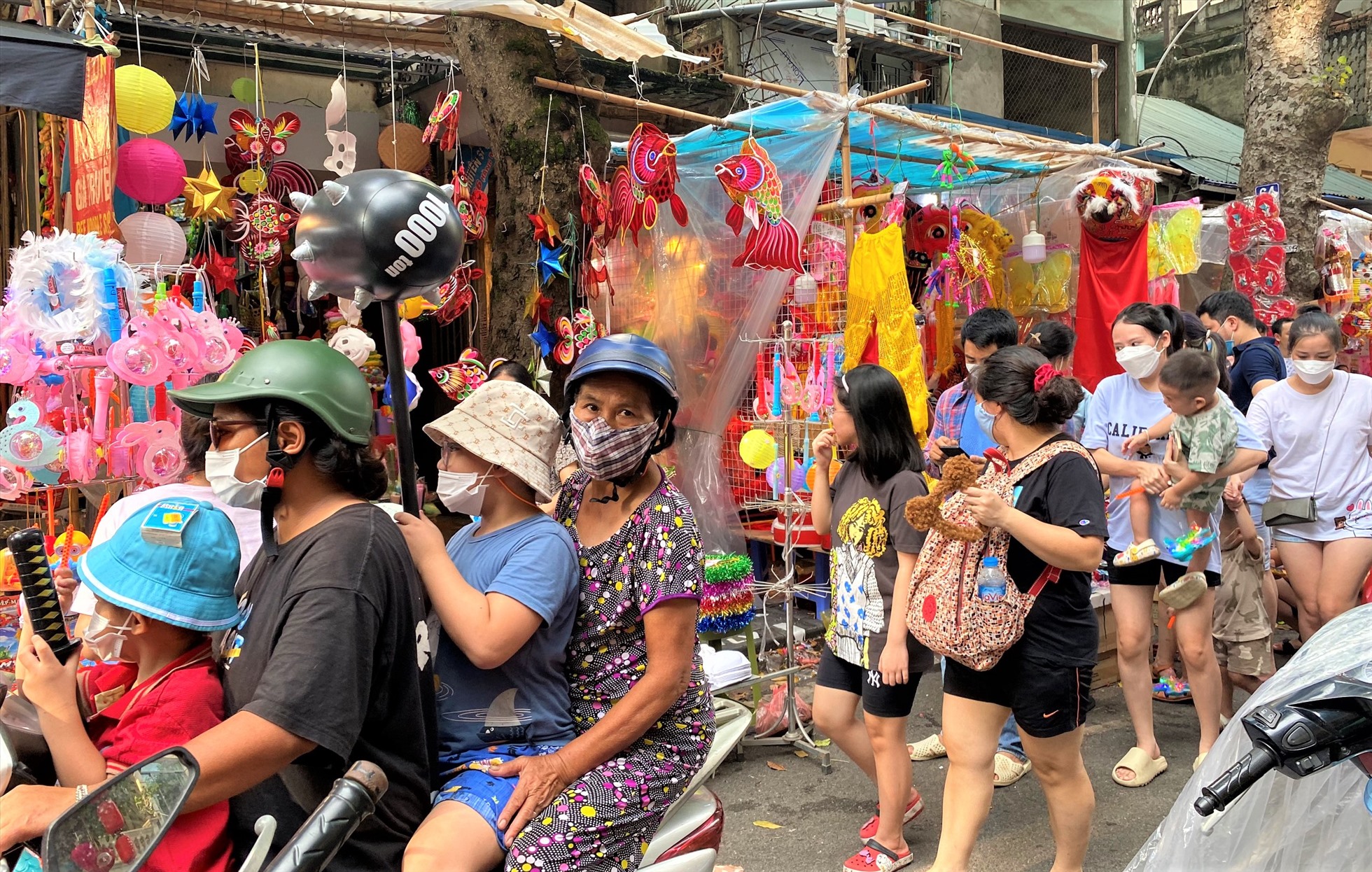 Còn ghi nhận tại phố Hàng Mã vào chiều 1.9, thời tiết nắng ráo, hàng nghìn người đã có mặt để vui chơi khiến con phố ách tắc cục bộ.