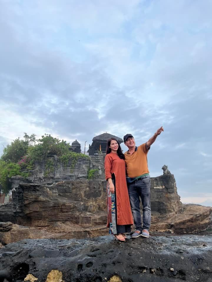 Nghệ sĩ Chí Trung và bạn gái “check in” ở vùng biển Indonesia. Ảnh: NVCC.