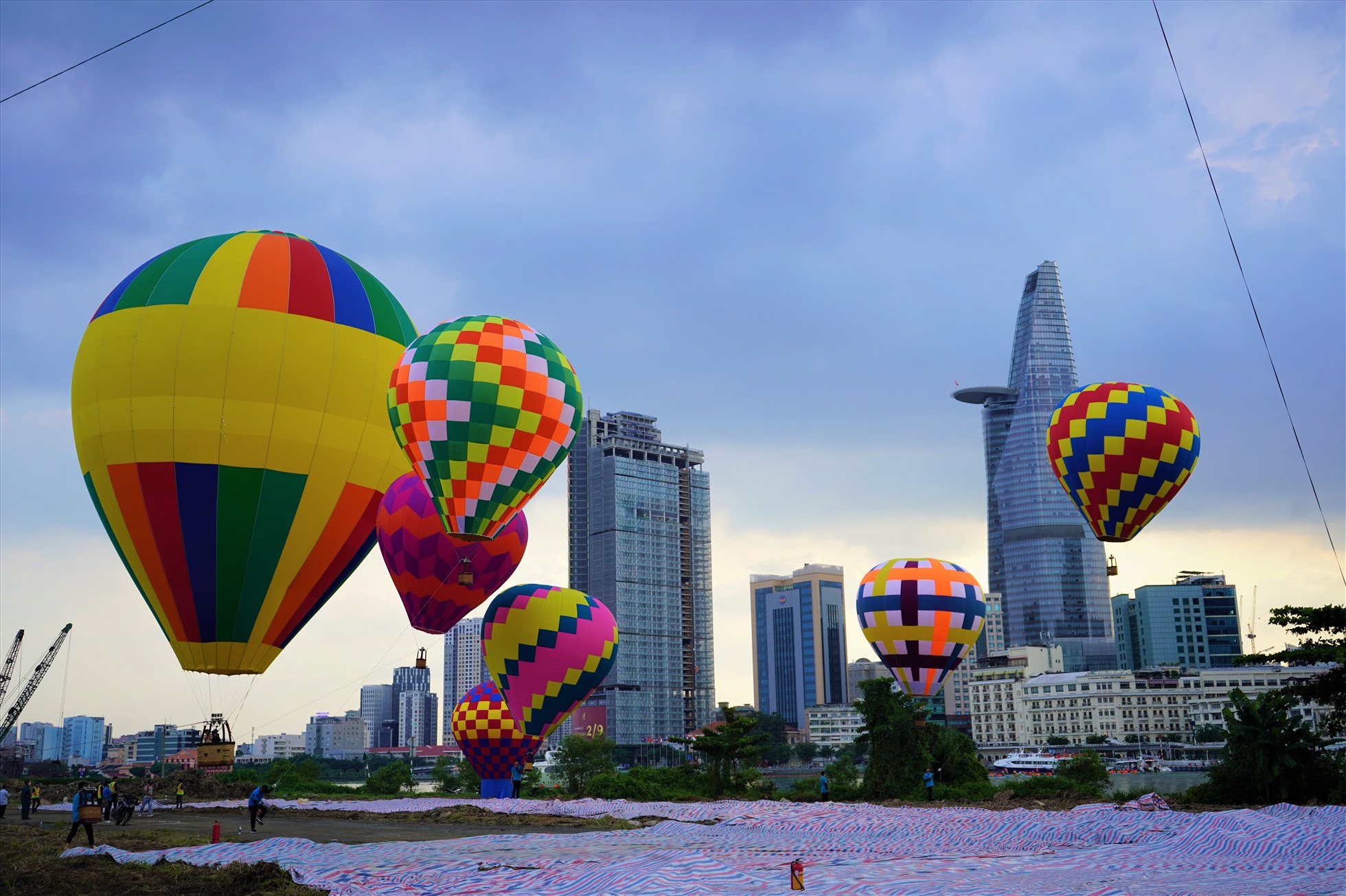 Khinh khí cầu: Hãy cùng chiêm ngưỡng khung cảnh đẹp như mơ của thành phố từ trên cao với khinh khí cầu đầy màu sắc. Sự lãng mạn và tuyệt đẹp của cảnh vật sẽ khiến bạn trầm trồ và thấy đời đầy thú vị.
