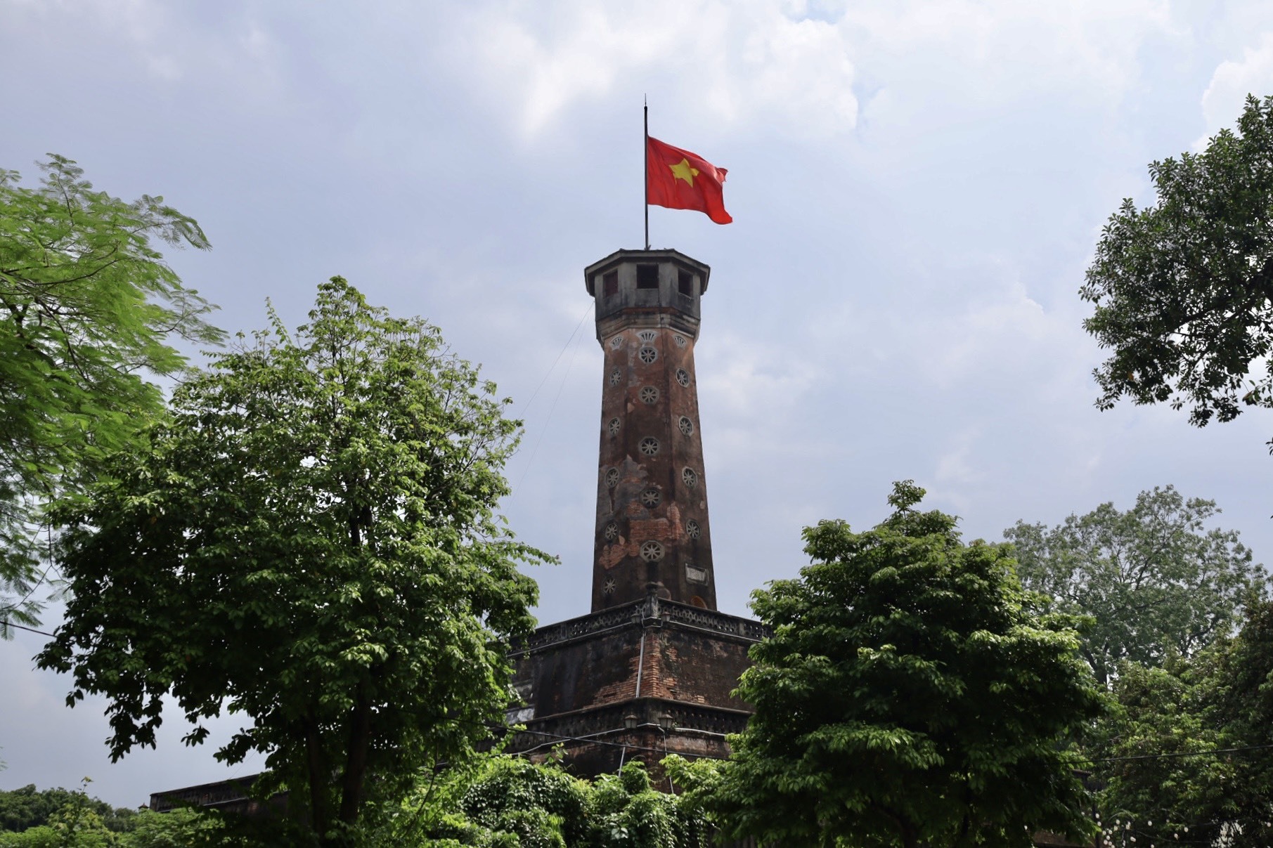 Cờ Tổ quốc tung bay trên Cột cờ Hà Nội (quận Ba Đình).