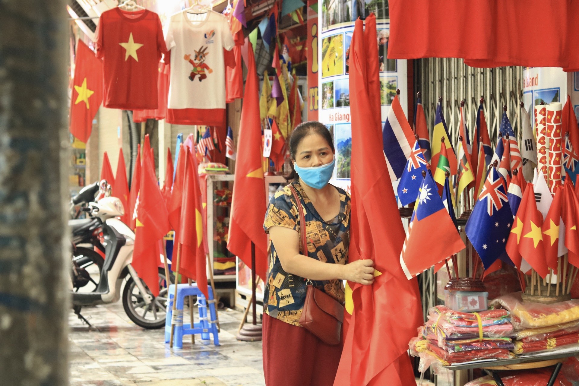 Các cửa hàng bán áo cờ đỏ sao vàng, băng rôn... trên phố Hàng Bông (quận Hoàn Kiếm) nhộn nhịp.