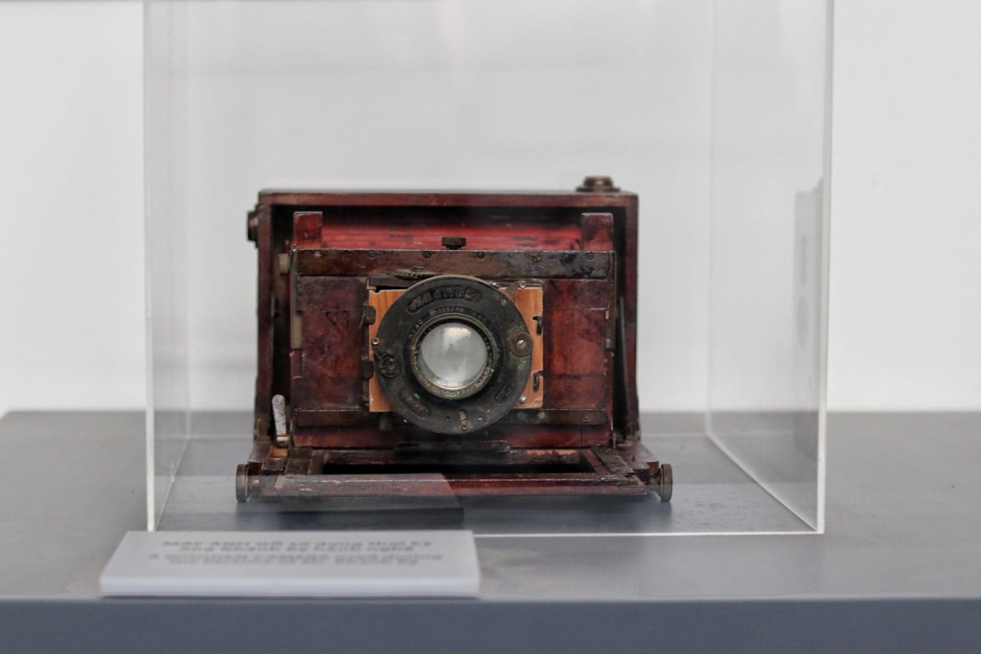 Bộ sưu tập máy ảnh cổ như Canon QL, Exa, Praktica...và cả những tấm phim ướt (wet plate) đã phai màu theo thời gian được trưng bày tại bảo tàng nhiếp ảnh Lai Xá.