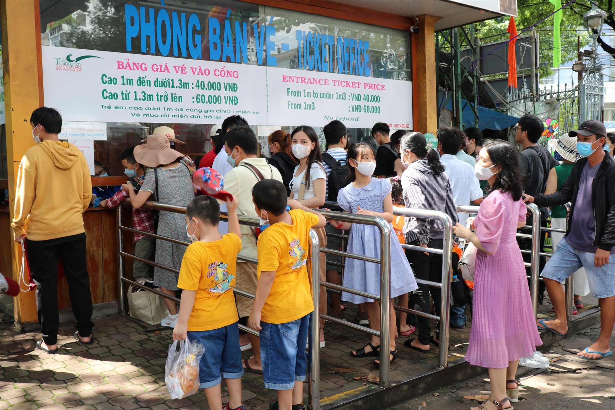 Điểm bán vé tại Thảo Cầm Viên tập trung đông đúc người. Ảnh: Việt Phong.