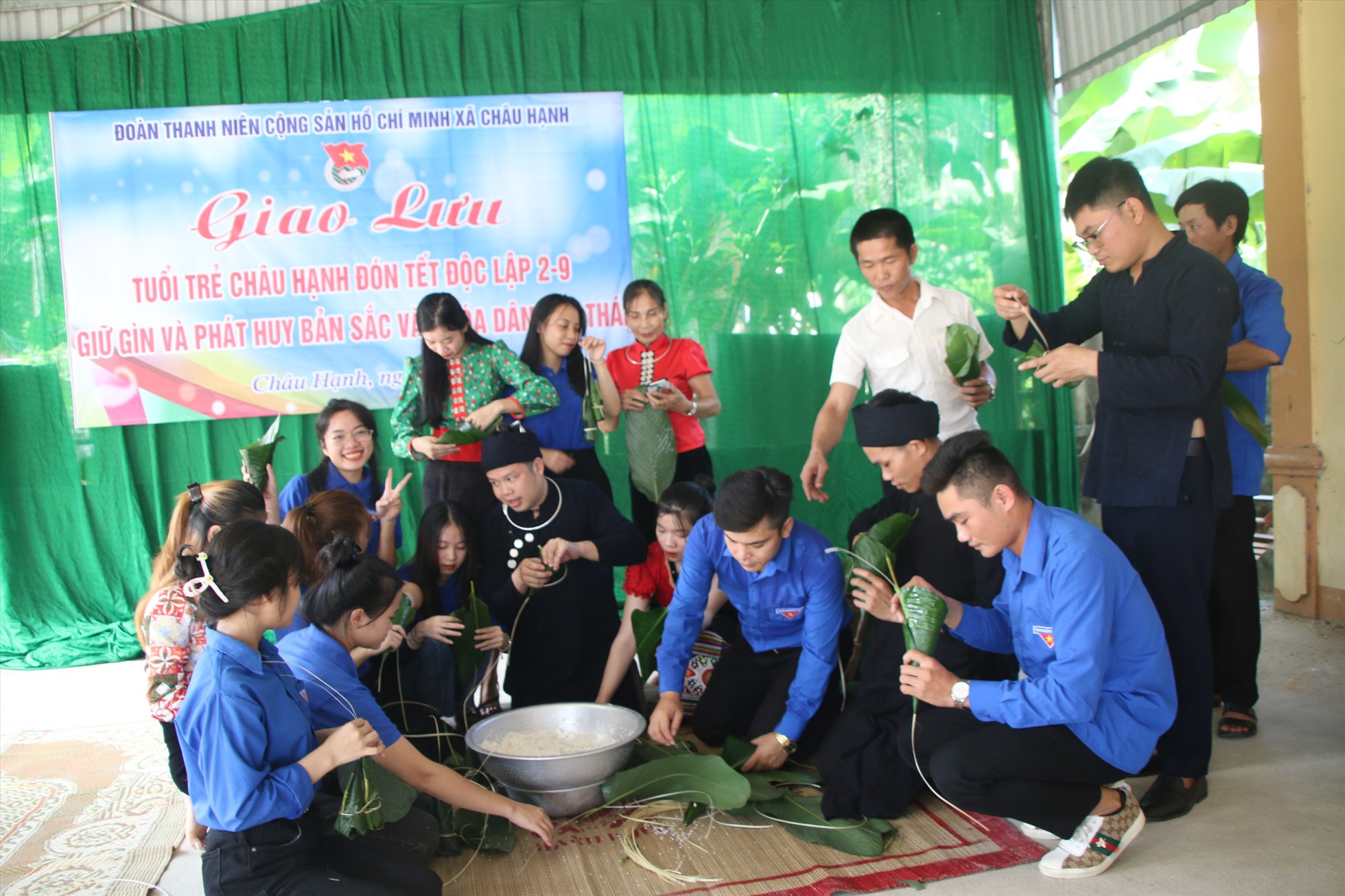 Trải nghiệm thi gói bánh chưng sừng trâu của đoàn viên thanh niên huyện miền núi Quỳ Châu- tỉnh Nghệ An trong Tết Độc lập. Ảnh: HV