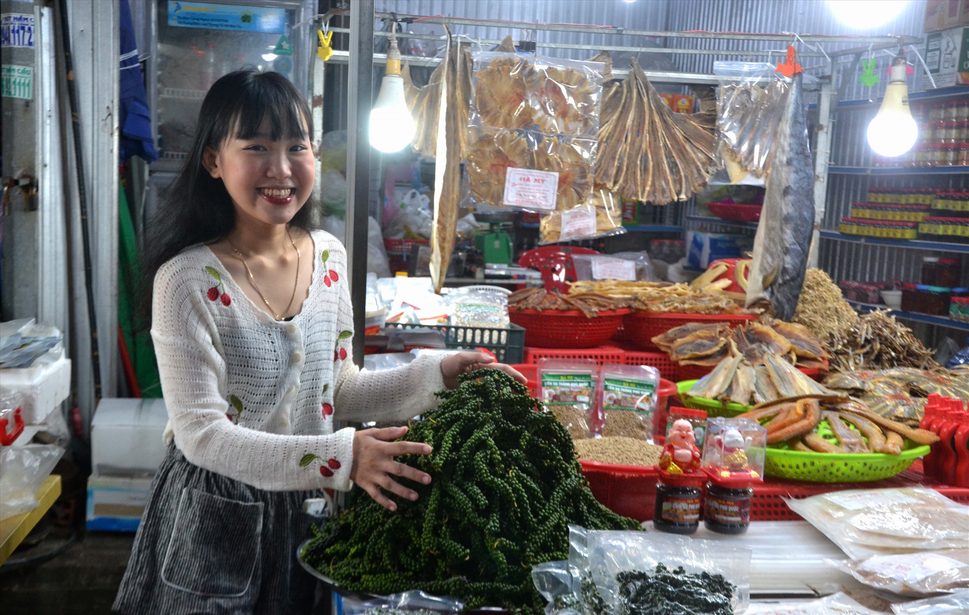 Mặt hàng tiêu xanh Phú Quốc, đặc sản nổi tiếng của Đảo Ngọc cũng được trình bày hấp dẫn tại chợ đêm Phú Quốc.