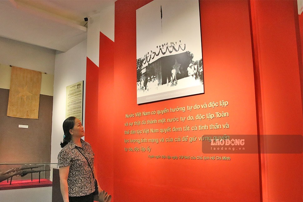 Người dân tham quan các hình ảnh, tư liệu tại Bảo tàng Lịch sử quân sự Việt Nam về Cách mạng tháng Tám và Quốc khánh 2.9. Ảnh: T.Vương