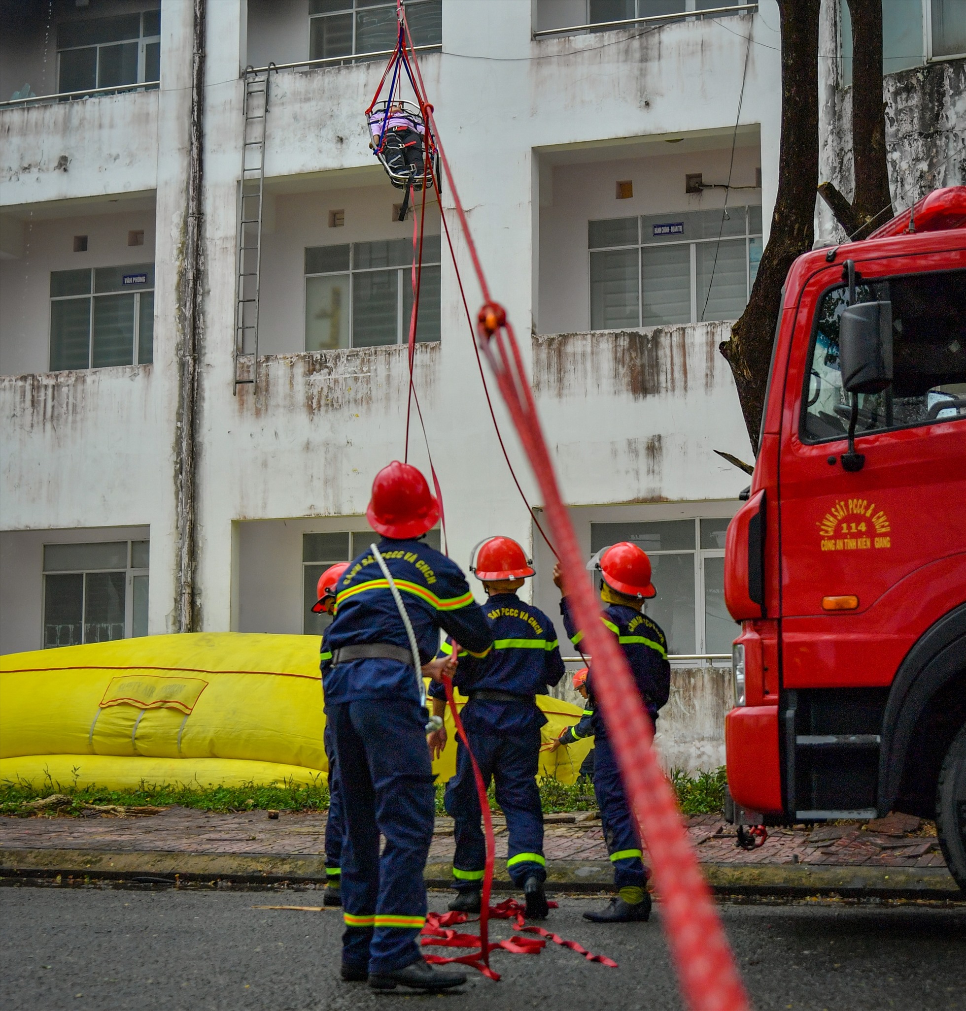 Lực lượng Cảnh sát phòng cháy chữa cháy đưa nạn nhân thoát khỏi tòa nhà bị cháy.