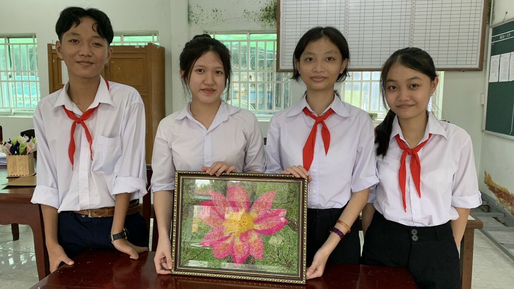 Nhóm tác giả học sinh lớp 9 Trường THCS Long Thạnh, huyện Phụng Hiệp, tỉnh Hậu Giang. Ảnh: Hồ Thảo