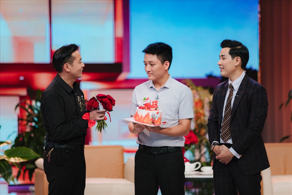 Chương trình cũng khiến khách mời xúc động khi dành tặng món quà đầy bất ngờ. Ảnh: VTV