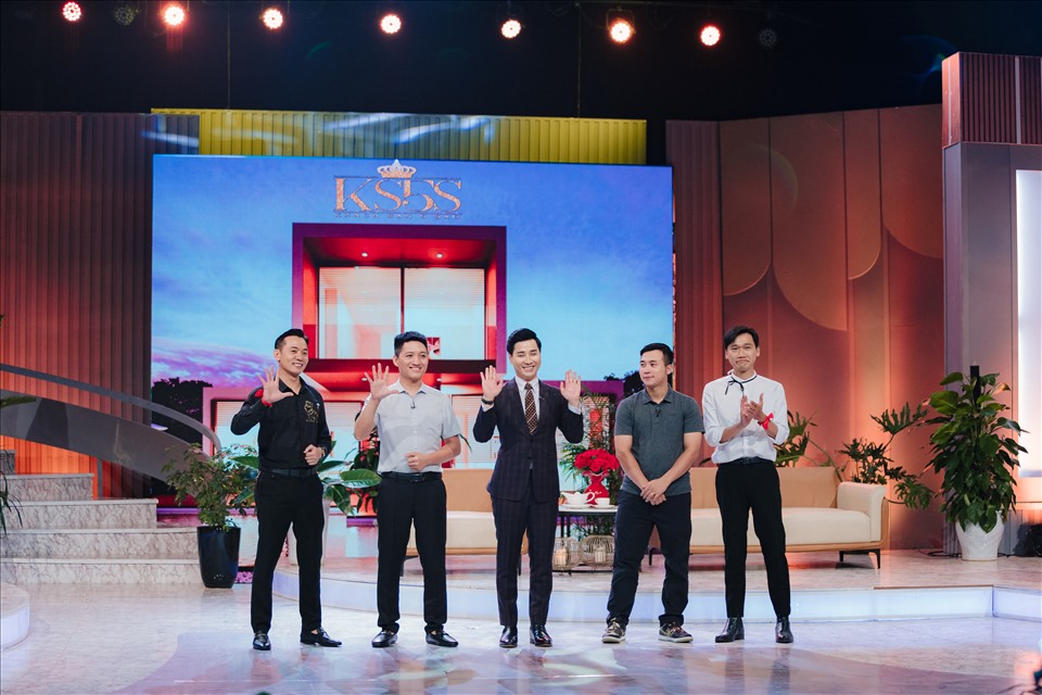 MC Nguyên Khang, 2 quản gia Xuân Nghị và Việt Bắc đồng hành cùng chương trình “Khách sạn 5 sao“. Ảnh: VTV