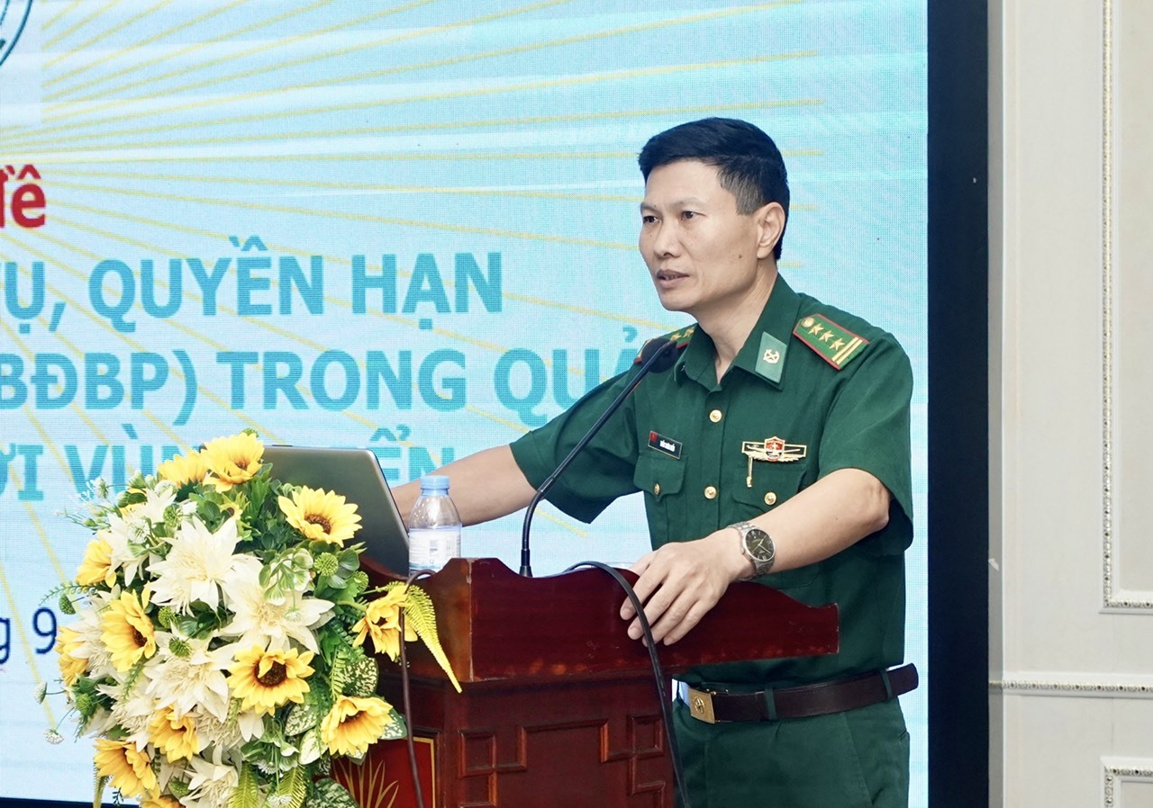 Thượng tá Trần Xuân Hiếu - Bộ Chỉ huy Bộ đội Biên phòng tỉnh đã trình bày chuyên đề về chức năng, nhiệm vụ , quyền hạn của Bộ đội Biên phòng trong quản lý, bảo vệ biên giới vùng biển. Ảnh: Quỳnh Trang